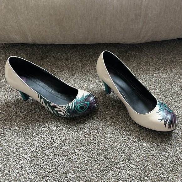 Peacock patent leather heels. - Picture 2 of 3